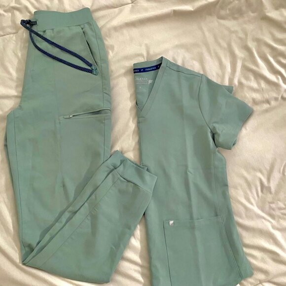 Fabletics scrub set- st - Picture 1 of 3